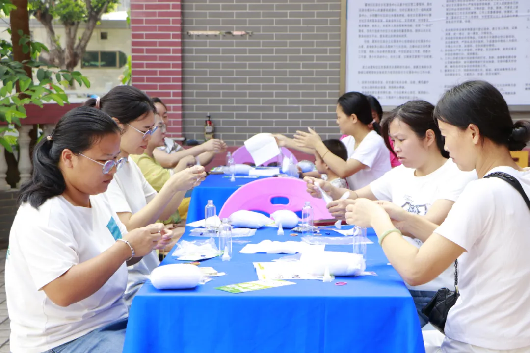 4月22日，一场融合传统韵味与手工乐趣的非遗扎染艾草香包活动，在厦岗群防群治服务站温情启幕。（1）.jpg