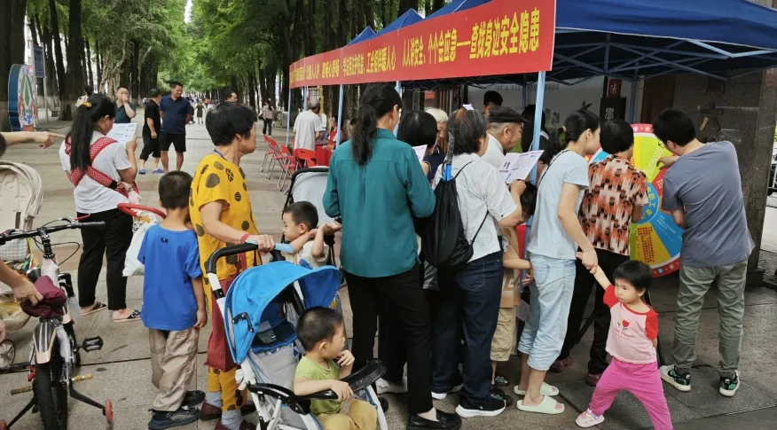 5月10日，长安镇总工会开展“尊法守法 携手筑梦”服务农民工法律宣传活动（2）.jpg